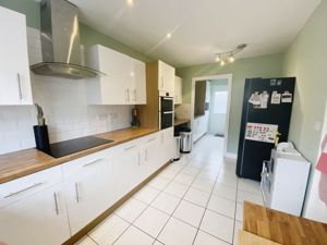 Kitchen/Breakfast Room- click for photo gallery